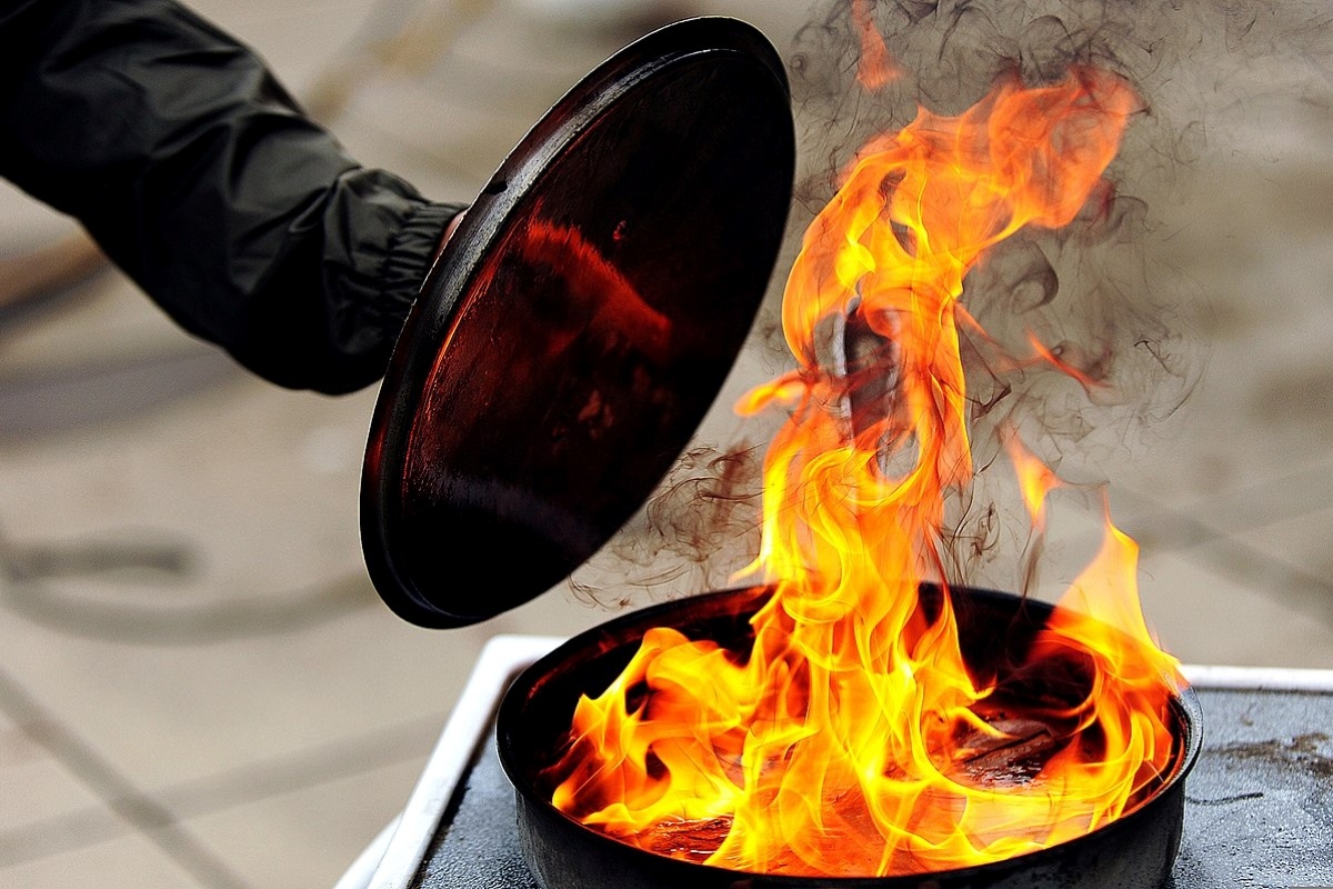 5 Genius Ways To Extinguish A Grease Fire In Your Kitchen Without 911 Or Stove Damage!