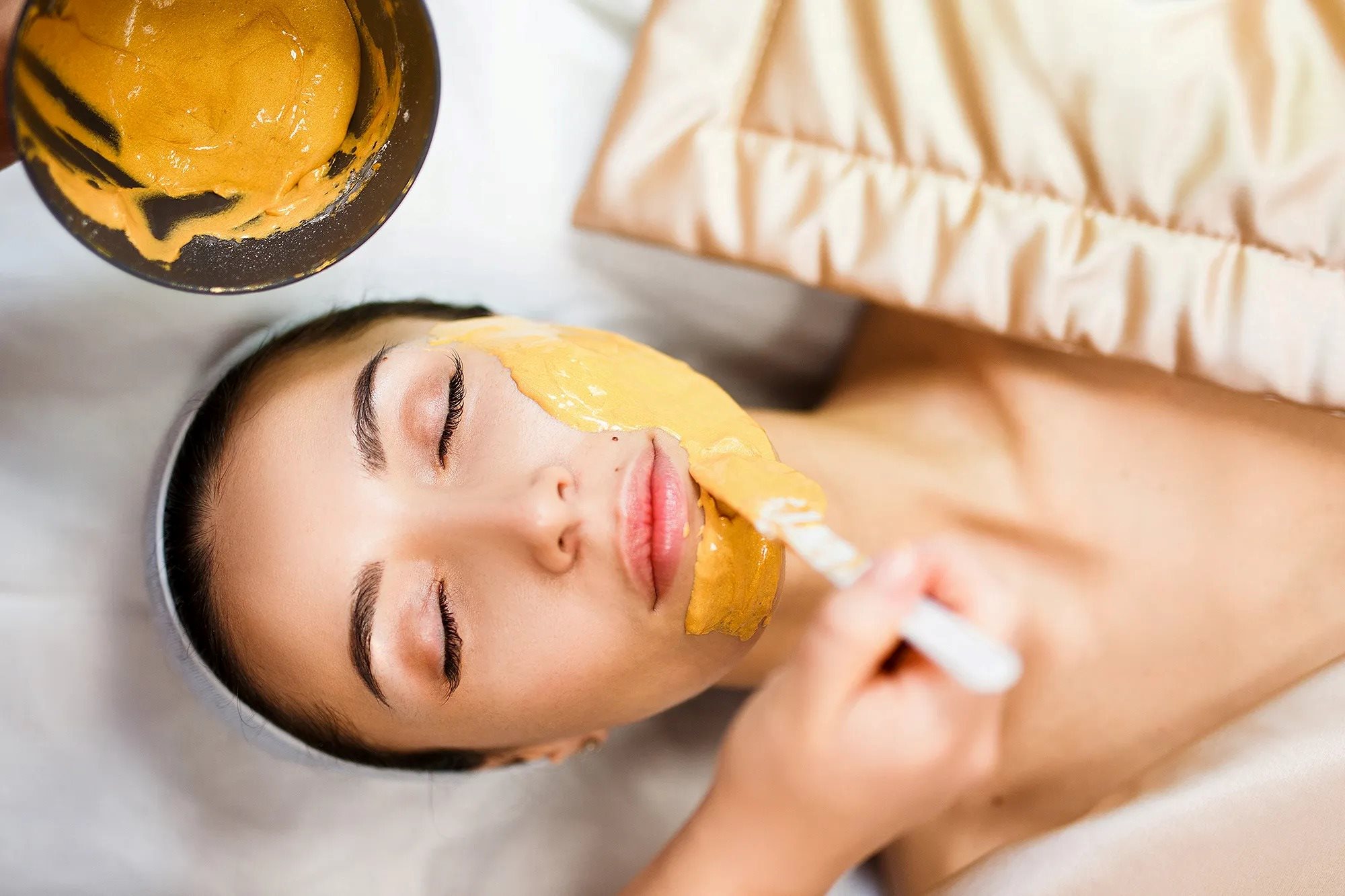 Get Glowing Skin With This DIY Honey, Tomato, And Turmeric Facial Scrub!