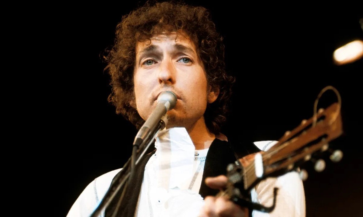 You Won’t Believe Which Album Features Bob Dylan’s Hit Song ‘Stuck In The Middle With You’!