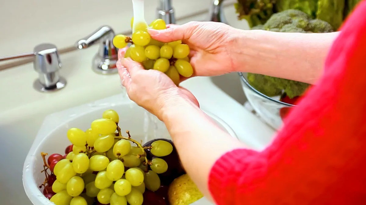 How To Clean Grapes