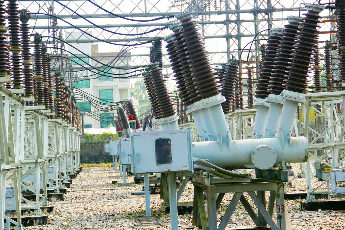 The Shocking Truth: Electric Company’s Lightning-Fast Fix For Blown Transformers!