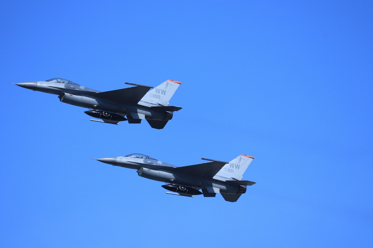 The Surprising Reason Why F18 And F16 Have Completely Different Dogfighting Styles