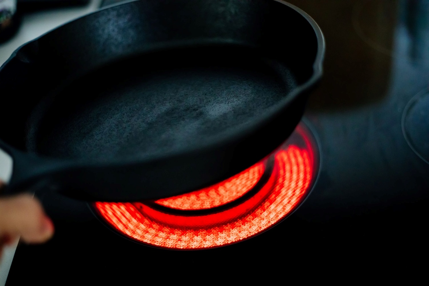 The Surprising Truth About Using A Cast Iron Skillet On An Electric Stove